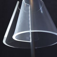 DAIKO(大光電機)Raroua(ラローア)シリーズのLEDスタンド DST-54606です。アクリルの透明感とモダンなフォルムが魅力のテーブルライトはリビングや寝室などの空間のアクセントに♪の画像