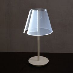 DAIKO(大光電機)Raroua(ラローア)シリーズのLEDスタンド DST-54606です。アクリルの透明感とモダンなフォルムが魅力のテーブルライトはリビングや寝室などの空間のアクセントに♪の画像