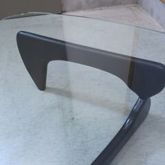 IDC OTSUKA(大塚家具)取扱いのイサム・ノグチ デザイン「コーヒーテーブル」です。ガラスの天板や脚部が有機的なフォルム。彼の彫刻作品の１つであるかのようなデザインのセンターテーブルです♪の画像