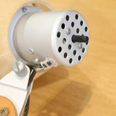 日本生まれ、デンマーク育ちのシリーズFormio(フォルミオ)のビーチ無垢材を使用したデスクランプです。デスクやベッド・シェルフにも取り付け可能なので他のシリーズにも合わせやすいデスクライトです♪の画像