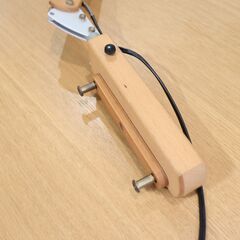 日本生まれ、デンマーク育ちのシリーズFormio(フォルミオ)のビーチ無垢材を使用したデスクランプです。デスクやベッド・シェルフにも取り付け可能なので他のシリーズにも合わせやすいデスクライトです♪の画像