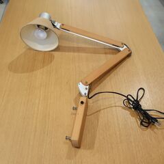日本生まれ、デンマーク育ちのシリーズFormio(フォルミオ)のビーチ無垢材を使用したデスクランプです。デスクやベッド・シェルフにも取り付け可能なので他のシリーズにも合わせやすいデスクライトです♪の画像