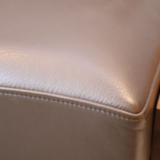 MASTERWAL(マスターウォール)のBEAK SOFA (ビークソファ) 本革 ３シーターです。ウォールナット無垢材の独特な風合い