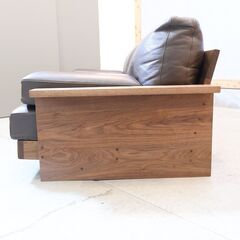 MASTERWAL(マスターウォール)のBEAK SOFA (ビークソファ) 本革 ３シーターです。ウォールナット無垢材の独特な風合いがリビングをシックに引き立てるワイドソファは、男前インテリアにも♪の画像
