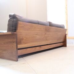 MASTERWAL(マスターウォール)のBEAK SOFA (ビークソファ) 本革 ３シーターです。ウォールナット無垢材の独特な風合いがリビングをシックに引き立てるワイドソファは、男前インテリアにも♪の画像