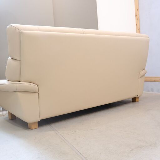 老舗家具メーカーHAMAMOTO(浜本工芸)の 本革3人掛けソファーです。純国産のしっかりとした造りが魅力のハイバックトリプルソファー