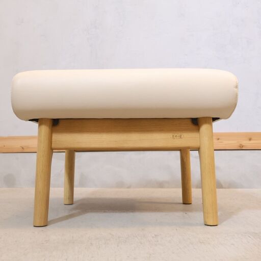 老舗家具メーカーHAMAMOTO(浜本工芸)のオットマンです。明るい色合いが上品な印象の本革スツール。小ぶりなサイズは寝室やエントラン