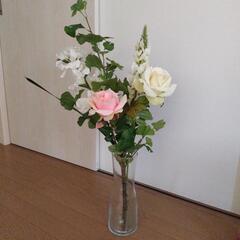 花瓶と造花のセットの画像