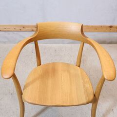 展示品　飛騨産業/キツツキ「クレセント」 アームチェア オーク無垢材　佐々木敏光 キツツキマークでお馴染みの飛騨産業より佐々木 敏光デザインのオーク