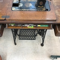 【ジャングルジャングル岩出店】【A646】アンティーク家具　ミシン台　シンガー　※動作不可※の画像