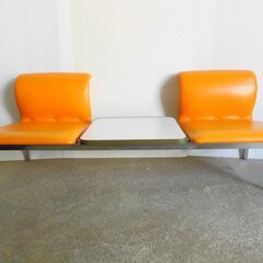 【JM499】2人掛け ロビーラウンジチェア テーブル付き 昭和レトロ調オレンジカラー 待合椅子 待合ベンチ ロビーチェアの画像
