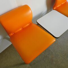 【JM499】2人掛け ロビーラウンジチェア テーブル付き 昭和レトロ調オレンジカラー 待合椅子 待合ベンチ ロビーチェアの画像