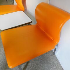 【JM499】2人掛け ロビーラウンジチェア テーブル付き 昭和レトロ調オレンジカラー 待合椅子 待合ベンチ ロビーチェアの画像