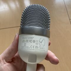 ホワイトのRazer Seiren Mini マイクの画像