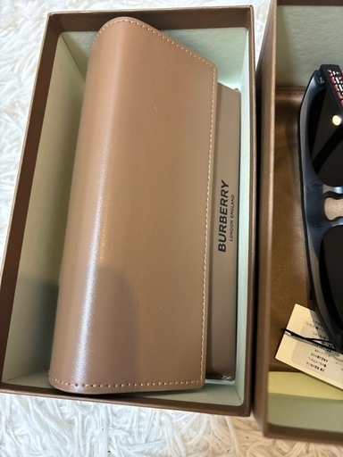 新品】バーバリー/BURBERRY サングラス BE4396U スクエア即発送 新品】バーバリー/BURBERRY サングラス BE4396U スクエア即発送