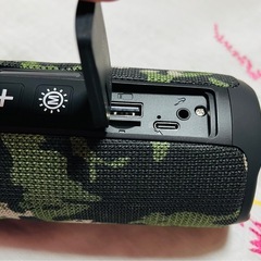 迷彩デザインのコンパクトなワイヤレススピーカー。の画像
