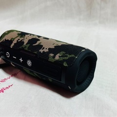 迷彩デザインのコンパクトなワイヤレススピーカー。の画像