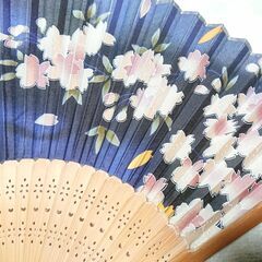 Blue Cherry Blossom Japanese Folding Fan　夜桜吹雪の華やかなデザイン　夜桜舞扇子の画像