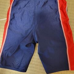 あかやまスイミングスクールの男児用水着の画像