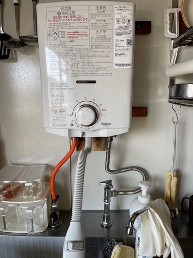 2023
年製、LPgas ほぼ新品、(ガス管、水管付き)(湯沸器)