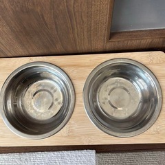 犬、猫餌と水飲み入れセットステンレス、竹製の台値下げ 新品未使用の画像