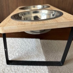 犬、猫餌と水飲み入れセットステンレス、竹製の台値下げ 新品未使用の画像