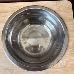 犬、猫餌と水飲み入れセットステンレス、竹製の台値下げ 新品未使用の画像