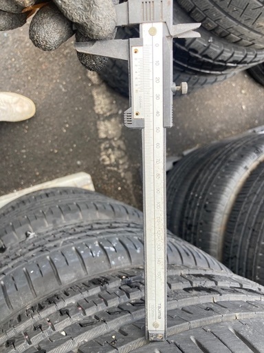 21年235/40r19タイヤ４本