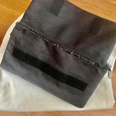 THE MUSEUM サコッシュ グレー/ブラックの画像