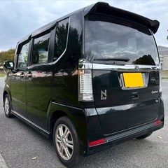 フォロワー割実施中‼️安心の1年保証付き‼️24年式☆月々1.2万円〜分割払い可❗️ 車検2年付き！【名義変更代込み】大人気☆ホンダ N-BOXカスタム☆ステアリングスイッチ付き☆SDナビ付き☆走行中DVD見れます☆ETC付き☆便利なバックカメラ付き☆電動スライドドア☆ドラレコ付き☆スマートキー☆フルオートエアコン☆純正アルミ☆事故歴修復歴なし☆そのまま乗って帰れます❗️の画像