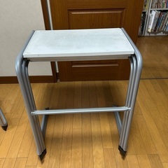 スタッキングできる机