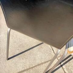 0円 黒い方のチェア　表面は革らしいの画像