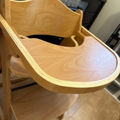 木製テーブル付きベビーチェアの画像