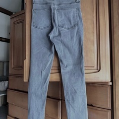 ユニクロ スキニー 25 63.5cm グレーの画像