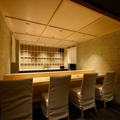 寿司板長募集＼月給45万円以上！新日本橋の寿司店で料理長候補を募集／ 本格寿司と和食の腕を活かして、裁量あるキッチンをお任せします！の画像