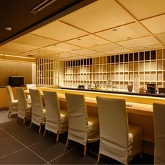 寿司板長募集＼月給45万円以上！新日本橋の寿司店で料理長候補を募集／ 本格寿司と和食の腕を活かして、裁量あるキッチンをお任せします！の画像