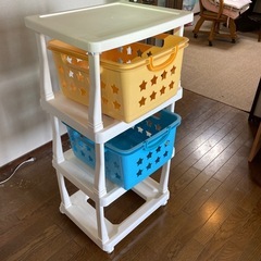 おもちゃ整理棚とかご