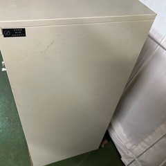 スチール棚ガラス引き戸の画像