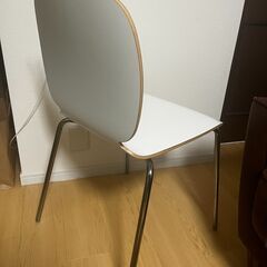 ダイニングテーブルの椅子の画像