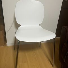 ダイニングテーブルの椅子の画像