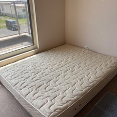 ⌯>ᴗ<⌯ಣフレーム付きクイーンサイズベッド
の画像