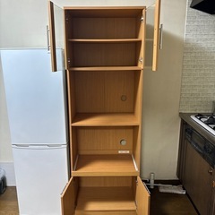 まとめて取引希望。食器棚の画像