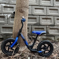 キックバイク　青