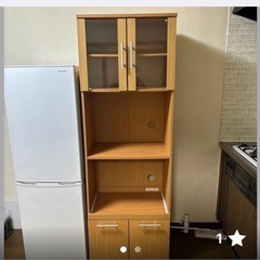 食器棚、冷蔵庫、レンジ、冷凍の画像