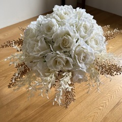 白い薔薇の大きな花束　造花　花瓶付きの画像