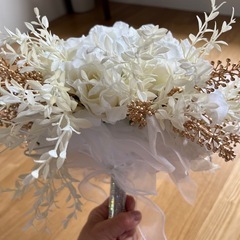 白い薔薇の大きな花束　造花　花瓶付きの画像