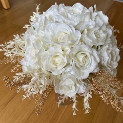 白い薔薇の大きな花束　造花　花瓶付きの画像