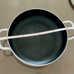 直径20センチ深さ約5センチ鍋
