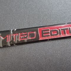 LIMITED EDITION 斜めの書体　カーエンブレム ブラックトとレッドの画像