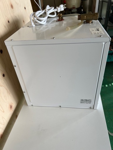 送料無料  小型電気温水器  2019年